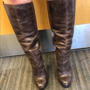 Jessica Simpson’s tall brown boots